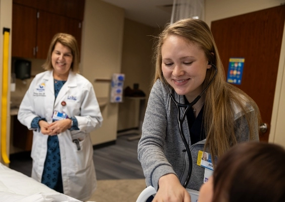 A medical student practices delivering patient care.