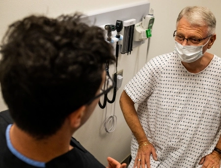 A student talks with a standardized patient in the simulation lab.